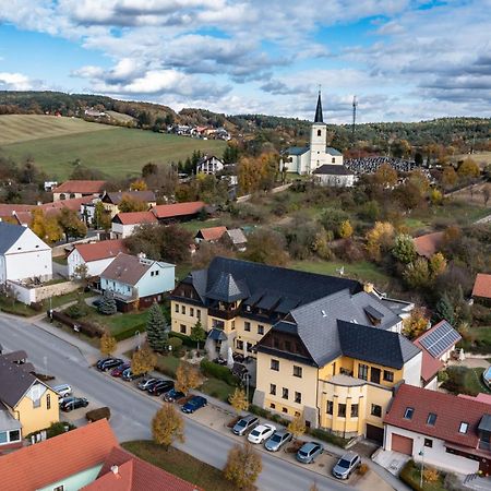 Valassky Hotel A Pivni Lazne Ogar Luhačovice Buitenkant foto