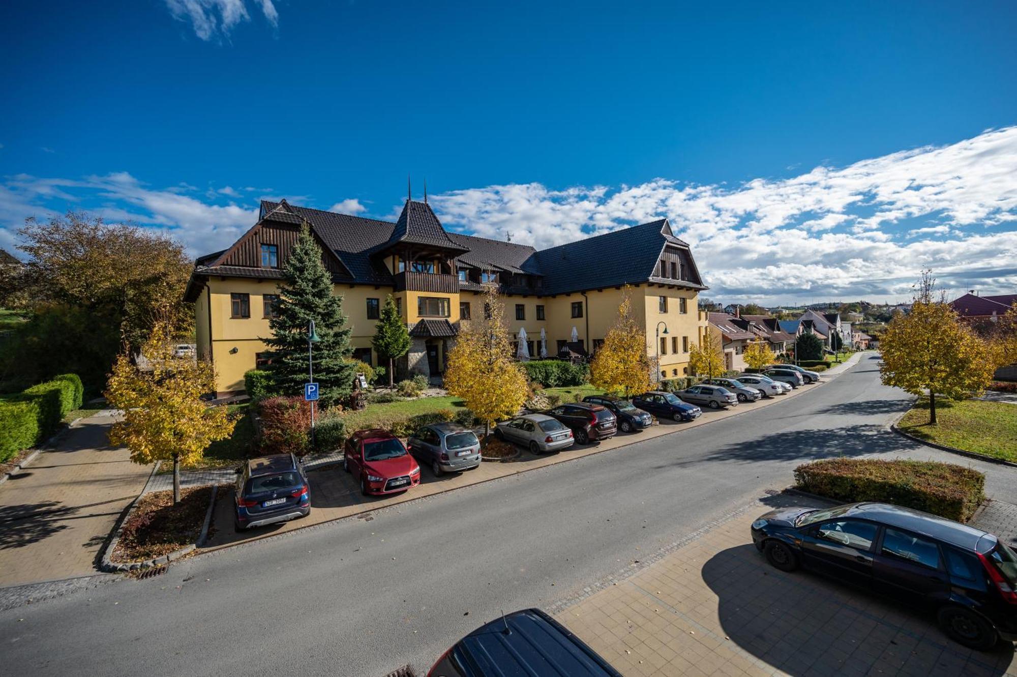 Valassky Hotel A Pivni Lazne Ogar Luhačovice Buitenkant foto