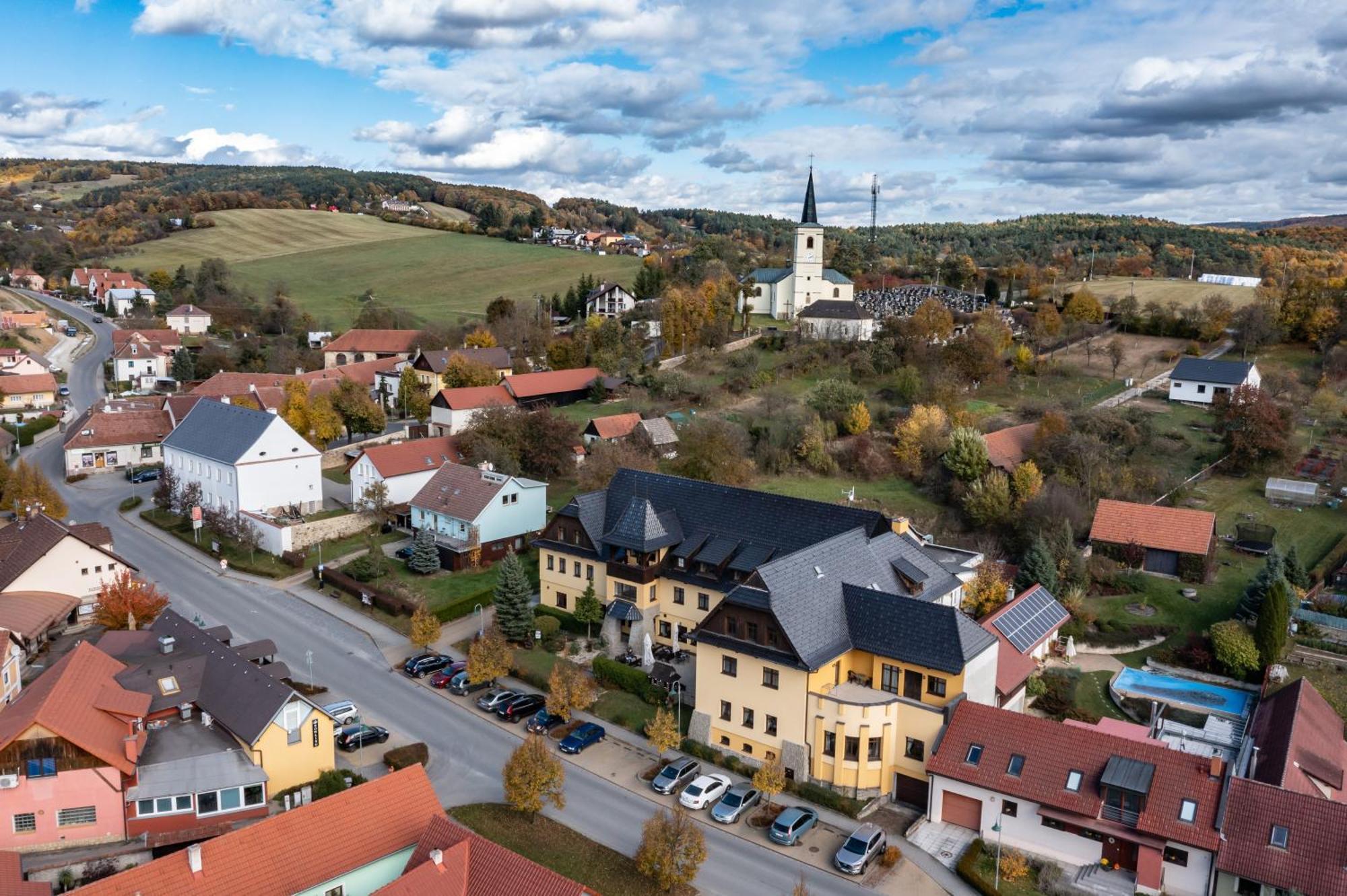 Valassky Hotel A Pivni Lazne Ogar Luhačovice Buitenkant foto